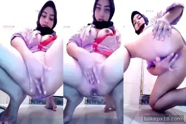 Cewe cantik buka memek lebar colmek sambil ngomong nakal