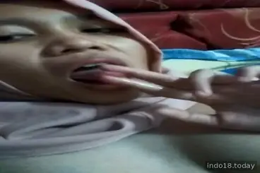 Cewek berhijab colmek sambil ditonton pacar